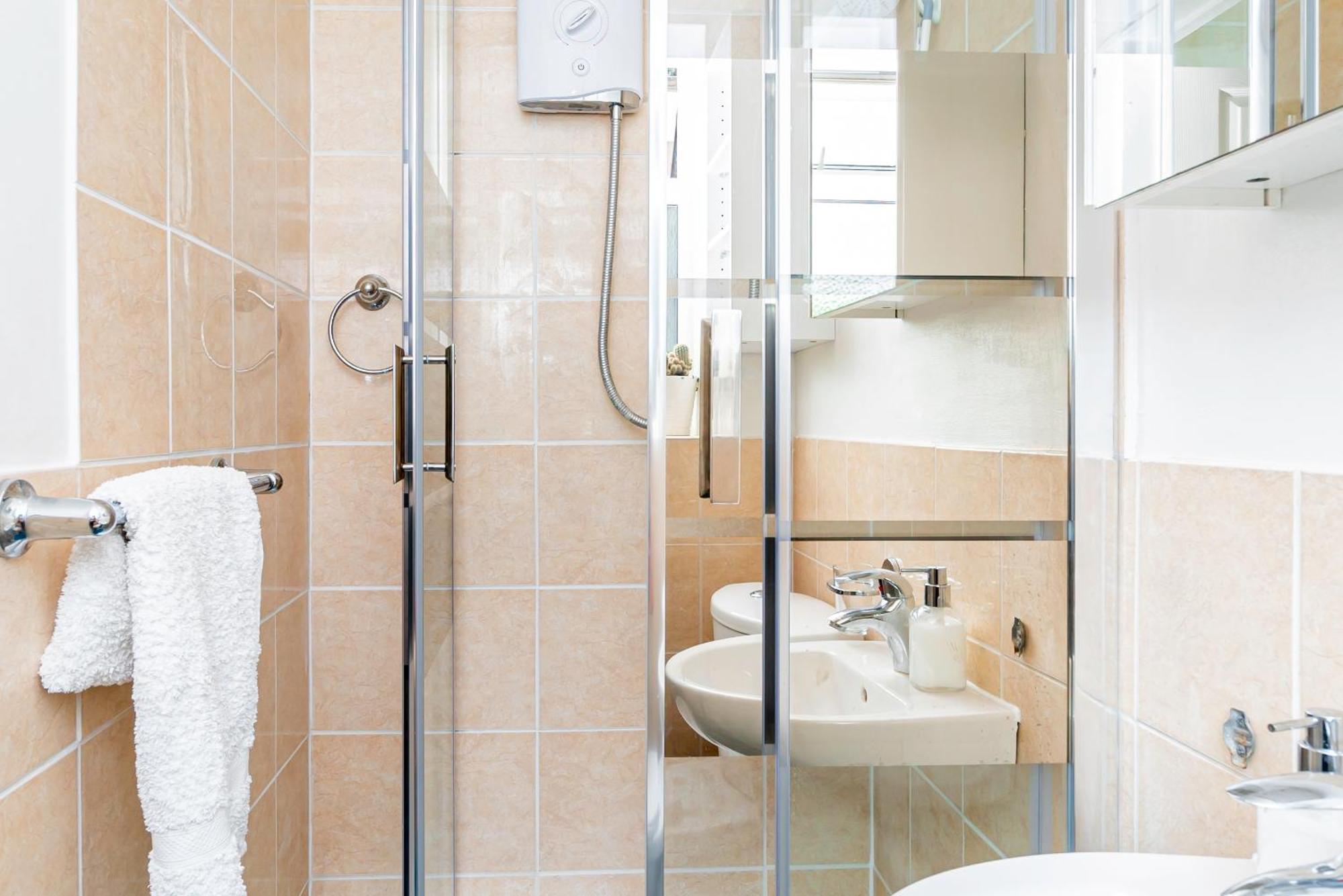 Earley Luxury Ensuite Room With Private Entrance Reading Exterior photo